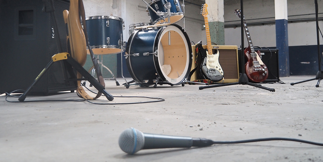 Luister hier naar een anatal korte audiofragmenten van The 5 'O Clock Shift